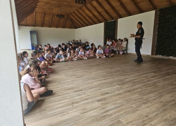 Polițiștii din Maramureș, alături de copiii din taberele de vară: lecții de siguranță și educație rutieră pentru peste 50 de participanți
