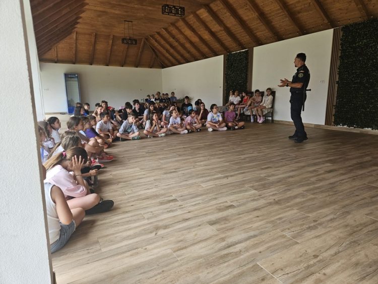 Polițiștii din Maramureș, alături de copiii din taberele de vară: lecții de siguranță și educație rutieră pentru peste 50 de participanți