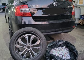Țigări de contrabandă ascunse în roata de rezervă și camuflate cu piper, descoperite la Vama Sighet