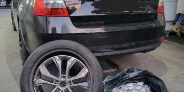 Țigări de contrabandă ascunse în roata de rezervă și camuflate cu piper, descoperite la Vama Sighet