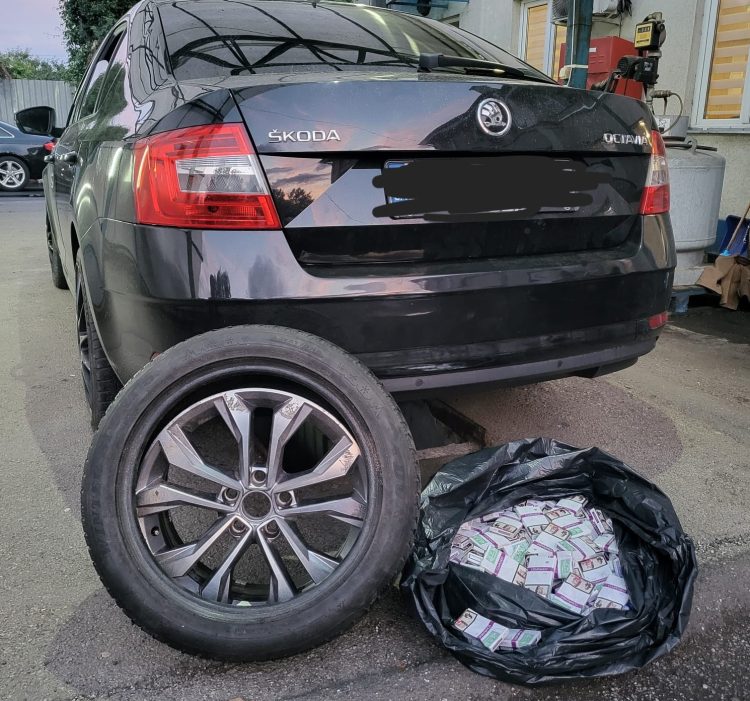 Țigări de contrabandă ascunse în roata de rezervă și camuflate cu piper, descoperite la Vama Sighet