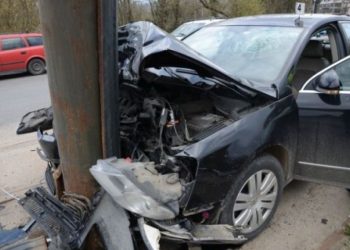 Accident la Baia Sprie. Un șofer de 19 ani a ajuns la spital după ce a intrat cu mașina într-un stâlp