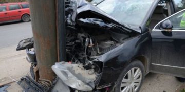 Accident la Baia Sprie. Un șofer de 19 ani a ajuns la spital după ce a intrat cu mașina într-un stâlp