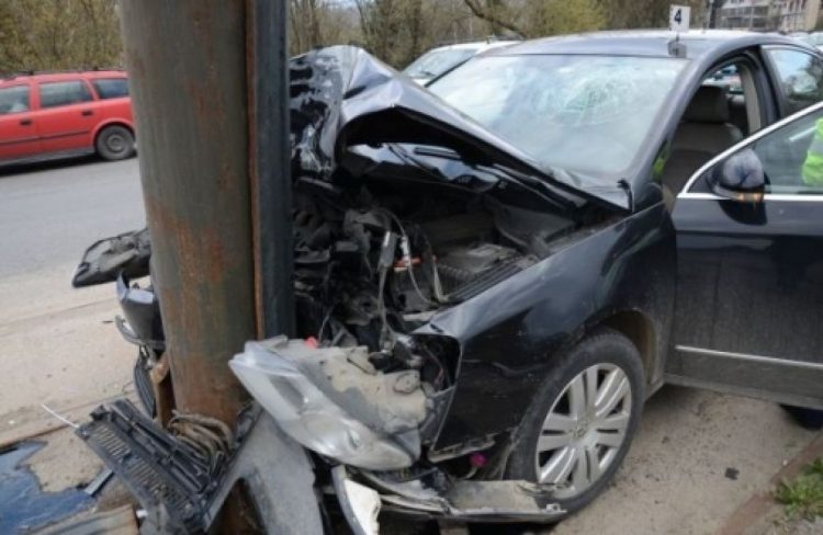 Accident la Baia Sprie. Un șofer de 19 ani a ajuns la spital după ce a intrat cu mașina într-un stâlp