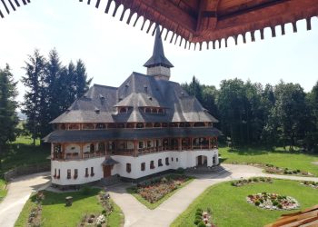 Mănăstirea Peri din Săpânța, una dintre cele mai înalte biserici de lemn din lume