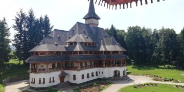 Mănăstirea Peri din Săpânța, una dintre cele mai înalte biserici de lemn din lume