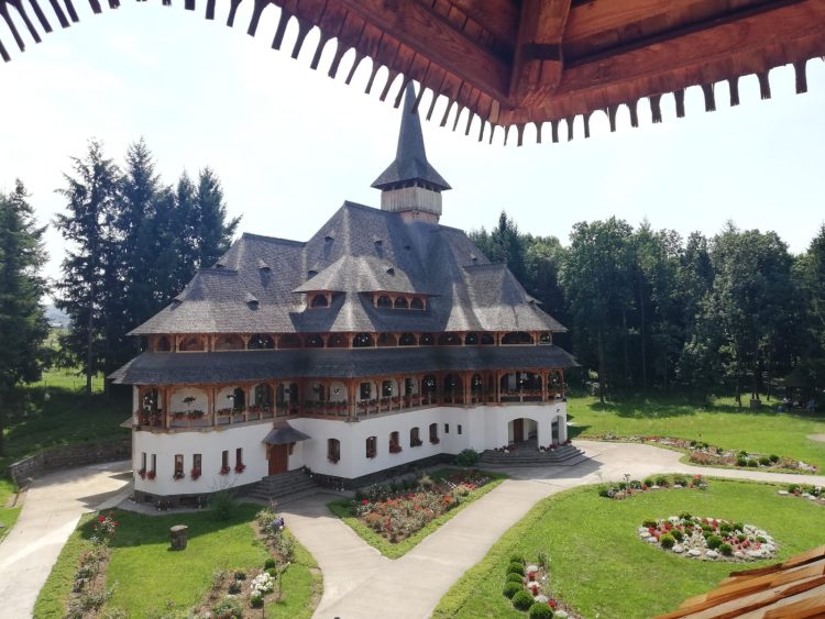 Mănăstirea Peri din Săpânța, una dintre cele mai înalte biserici de lemn din lume