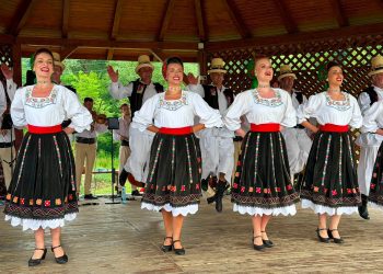 Ansamblul Folcloric Național „Transilvania” a adus folclorul autentic românesc la „Sărbătoarea Sâmpetrului” de la Rebra