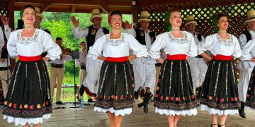 Ansamblul Folcloric Național „Transilvania” a adus folclorul autentic românesc la „Sărbătoarea Sâmpetrului” de la Rebra