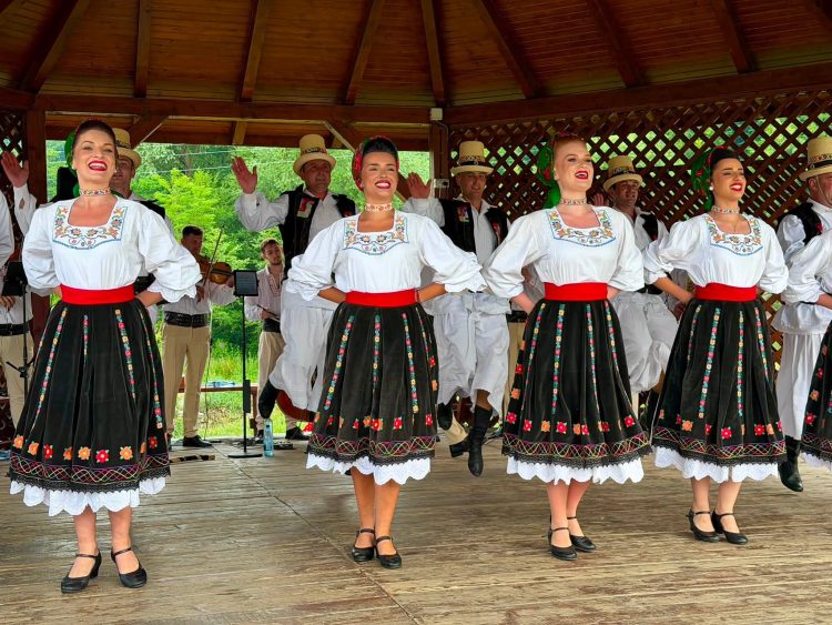 Ansamblul Folcloric Național „Transilvania” a adus folclorul autentic românesc la „Sărbătoarea Sâmpetrului” de la Rebra