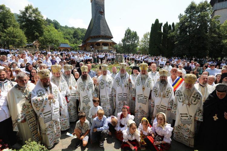 Mii de credincioși la hramul Mănăstirii Bârsana