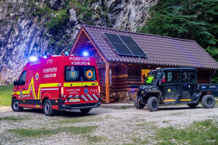 Șapte ore de luptă cu muntele: trei turiști străini, salvați din Piatra Craiului după o drumeție făcută fără echipament adecvat