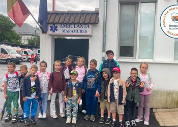 Copiii din tabăra „Eu ce aleg…?” au descoperit culisele muncii de salvator la Ambulanța Maramureș