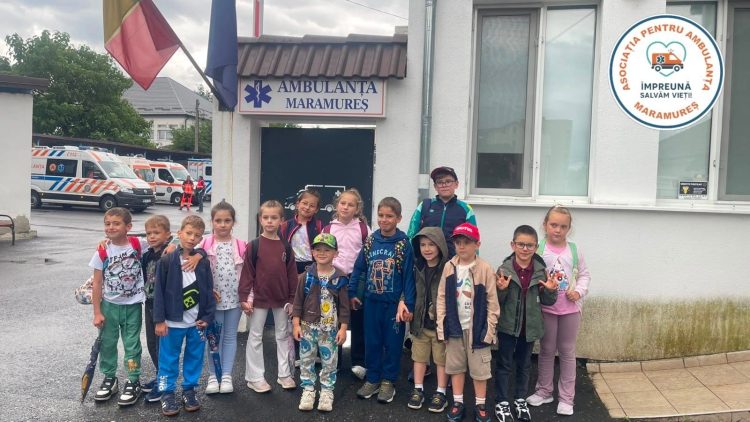 Copiii din tabăra „Eu ce aleg…?” au descoperit culisele muncii de salvator la Ambulanța Maramureș