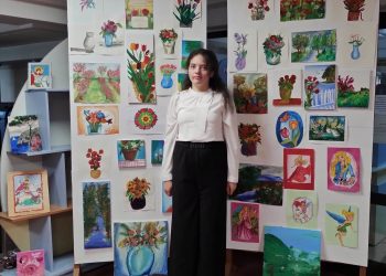 Arta unei eleve din Baia Mare înflorește la Biblioteca Județeană „Petre Dulfu”