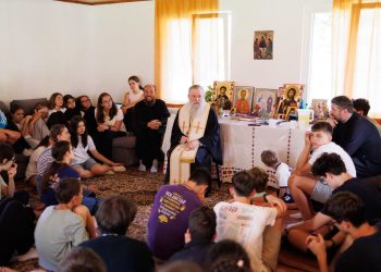 Preasfințitul Părinte Samuel Bistrițeanul, în mijlocul tinerilor din Tabăra de vară de la Mărișel
