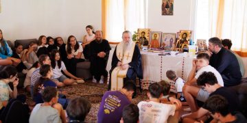 Preasfințitul Părinte Samuel Bistrițeanul, în mijlocul tinerilor din Tabăra de vară de la Mărișel