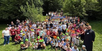 Sute de tineri reuniți la Bloaja pentru tabăra „Credință, rugăciune și comuniune”