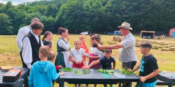Tinerii din Țara Lăpușului au învățat să protejeze natura prin ateliere interactive organizate de Parcul Național Munții Rodnei la Festivalul „Pintea Viteazul”