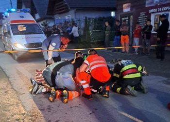 Intervenție contracronometru în Poienile de sub Munte după un accident de scuter. Victima, transportată de urgență la spital