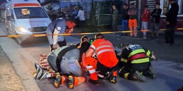 Intervenție contracronometru în Poienile de sub Munte după un accident de scuter. Victima, transportată de urgență la spital