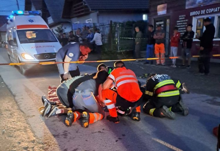 Intervenție contracronometru în Poienile de sub Munte după un accident de scuter. Victima, transportată de urgență la spital