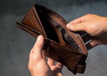 Peste 400.000 de bugetari rămân cu salariile înghețate mai mulți ani!