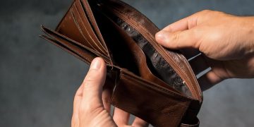 Peste 400.000 de bugetari rămân cu salariile înghețate mai mulți ani!