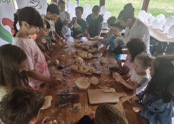 Pâine caldă, joc și educație: atelier special pentru copii la Muzeul Satului Baia Mare