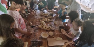 Pâine caldă, joc și educație: atelier special pentru copii la Muzeul Satului Baia Mare