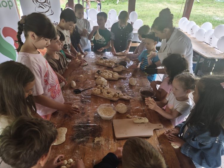 Pâine caldă, joc și educație: atelier special pentru copii la Muzeul Satului Baia Mare