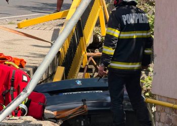 Accident grav pe DN18, în Baia Sprie. Un autoturism a ajuns într-un șanț, pompierii intervin la fața locului