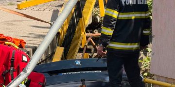 Accident grav pe DN18, în Baia Sprie. Un autoturism a ajuns într-un șanț, pompierii intervin la fața locului