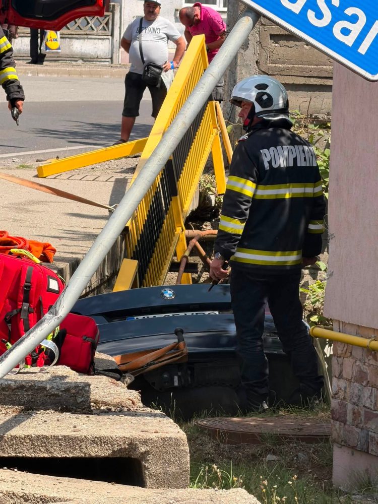 Accident grav pe DN18, în Baia Sprie. Un autoturism a ajuns într-un șanț, pompierii intervin la fața locului