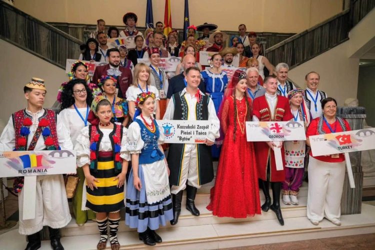 Maramureșul a dus tradițiile românești pe scena internațională. Ansamblul „Transilvania” a reprezentat România la Skopje