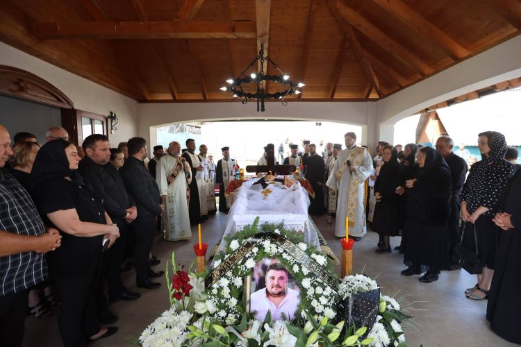 Preasfințitul Timotei Sătmăreanul a oficiat slujba de înmormântare a lui Mihail Cucu