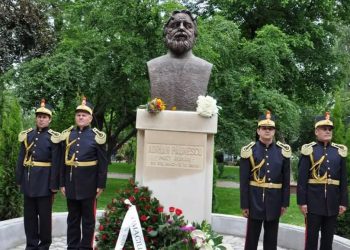 Alți nebuni vor să dea jos de pe soclu bustul unui mare poet român! Cel vizat este Adrian Păunescu!