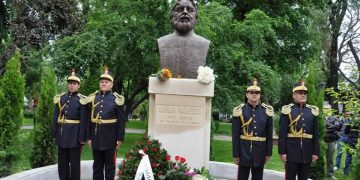 Alți nebuni vor să dea jos de pe soclu bustul unui mare poet român! Cel vizat este Adrian Păunescu!