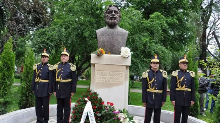 Alți nebuni vor să dea jos de pe soclu bustul unui mare poet român! Cel vizat este Adrian Păunescu!