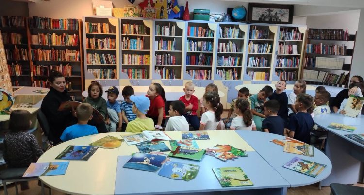 Vacanță cu povești la Biblioteca Județeană. Copiii din Tăuții-Măgherăuș au descoperit bucuria lecturii
