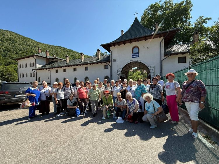Seniorii de la CASPEV Baia Mare, într-un pelerinaj al credinței și al prieteniei la Prislop, Râmeț și Dumbrava