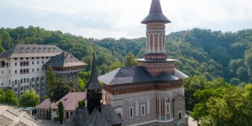 Mănăstirea Rohia, ridicată din durerea unui tată. Povestea emoționantă din spatele unuia dintre cele mai iubite lăcașuri din Maramureș