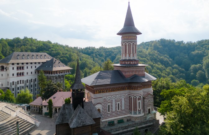 Mănăstirea Rohia, ridicată din durerea unui tată. Povestea emoționantă din spatele unuia dintre cele mai iubite lăcașuri din Maramureș