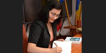 „La pas prin viață”, debutul poetic al unei studente la Medicină, lansat la Baia Mare