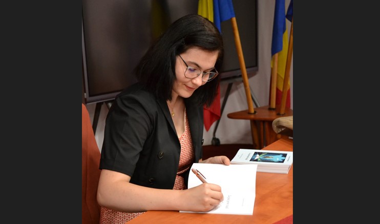 „La pas prin viață”, debutul poetic al unei studente la Medicină, lansat la Baia Mare