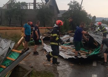 Acoperiș smuls de vânt peste DJ 109F, la Rogoz. O familie cu doi copii a rămas fără locuință sigură