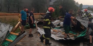 Acoperiș smuls de vânt peste DJ 109F, la Rogoz. O familie cu doi copii a rămas fără locuință sigură