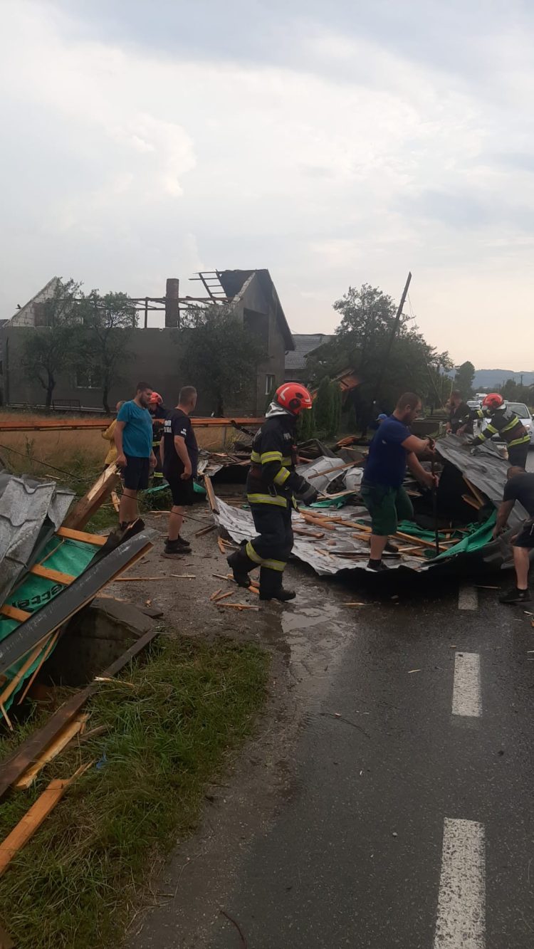 Acoperiș smuls de vânt peste DJ 109F, la Rogoz. O familie cu doi copii a rămas fără locuință sigură