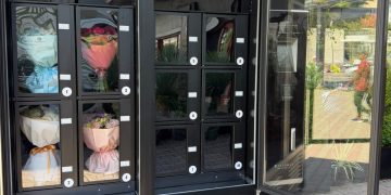 Prima florărie non-stop din Baia Mare. Florăria Laura a inaugurat un tonomat de flori disponibil 24/7