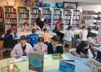 Elevii Școlii Gimnaziale Cernești au descoperit universul cărților la Biblioteca Județeană „Petre Dulfu”